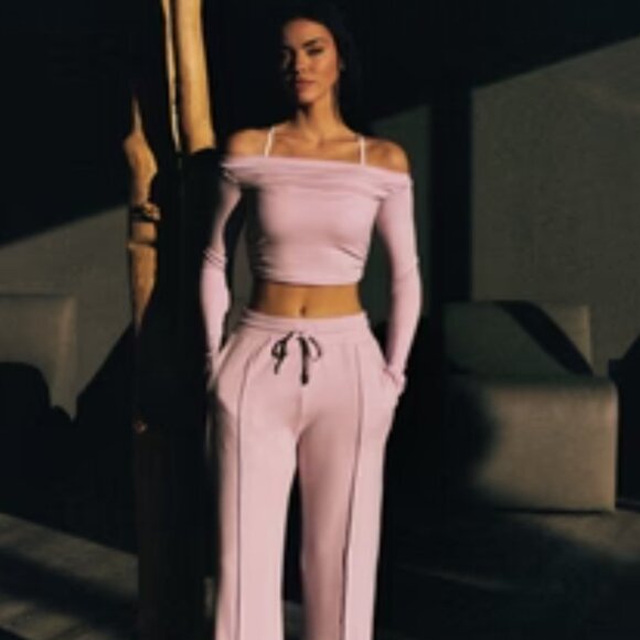 Off-Shoulder Pleated Top - Picture 2 of 6